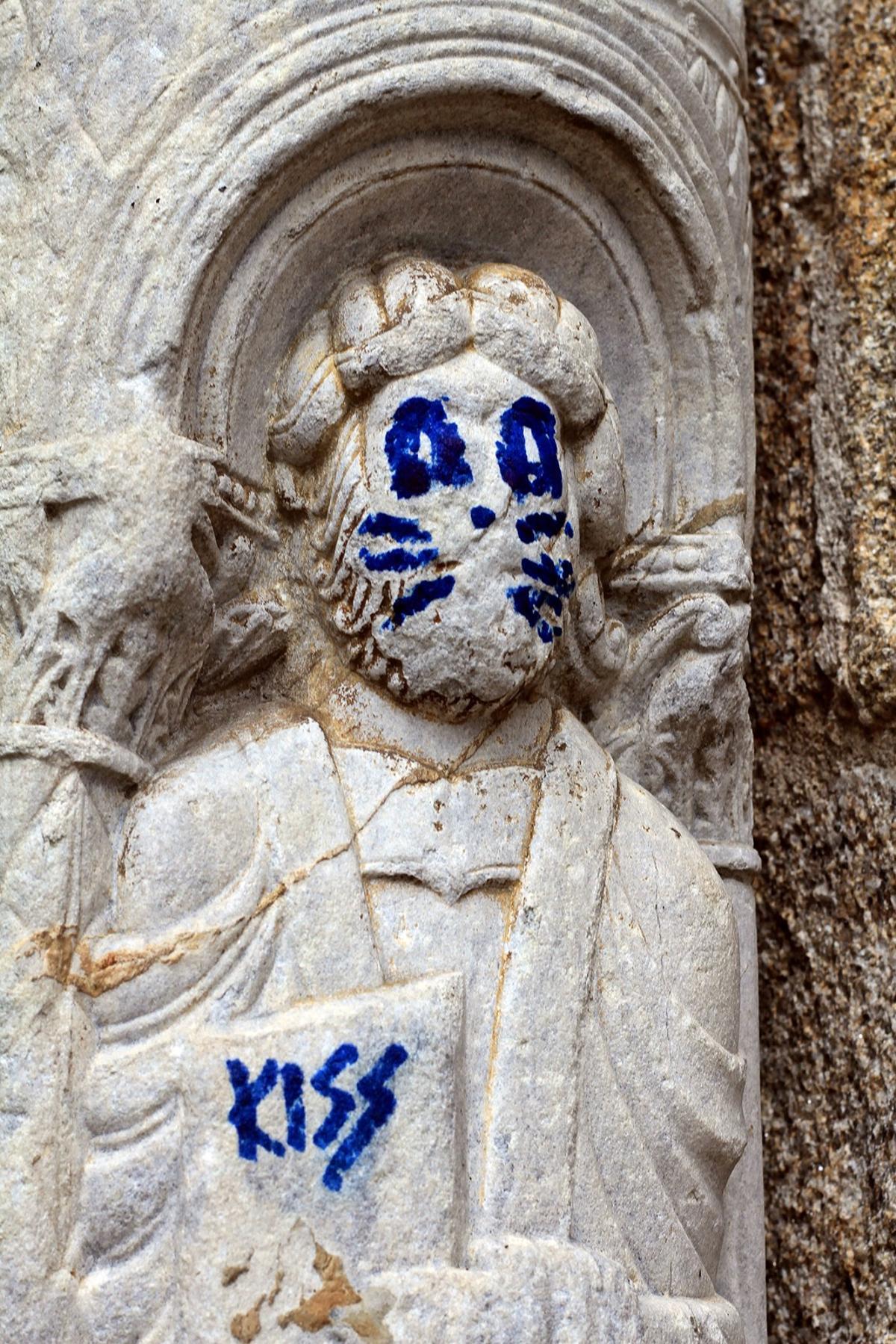 Pintada en una figura del siglo XII, situada en una columna de mármol en la fachada de Praterías, de la catedral de Santiago.