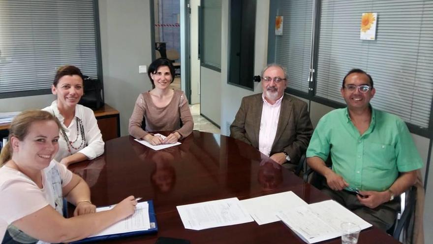 Antonia Martín se reunió ayer con representantes del mercado.