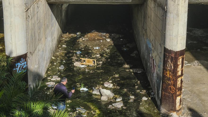 Basura y escombros en el barranco de Guiniguada