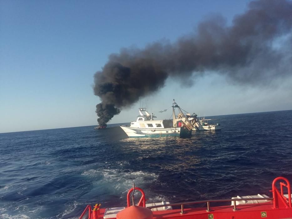 Incendio en un pesquero a dos millas del puerto de La Vila Joiosa