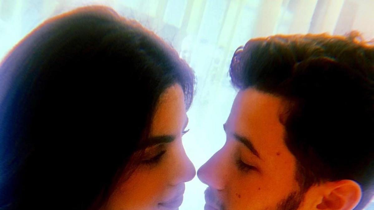 Priyanka Chopra y Nick Jonas tras su ceremonia de compromiso