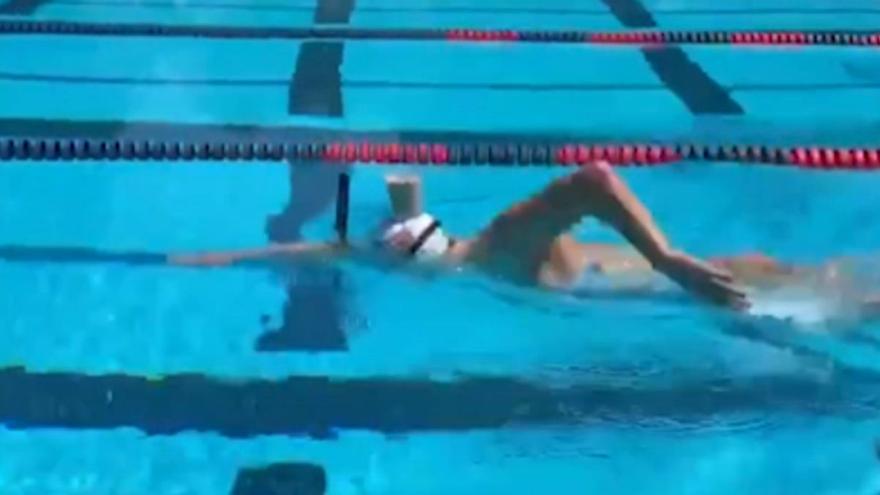 Katie Ledecky se pasa el juego de los retos bajo el agua: nadó una piscina con un vaso de batido en la cabeza