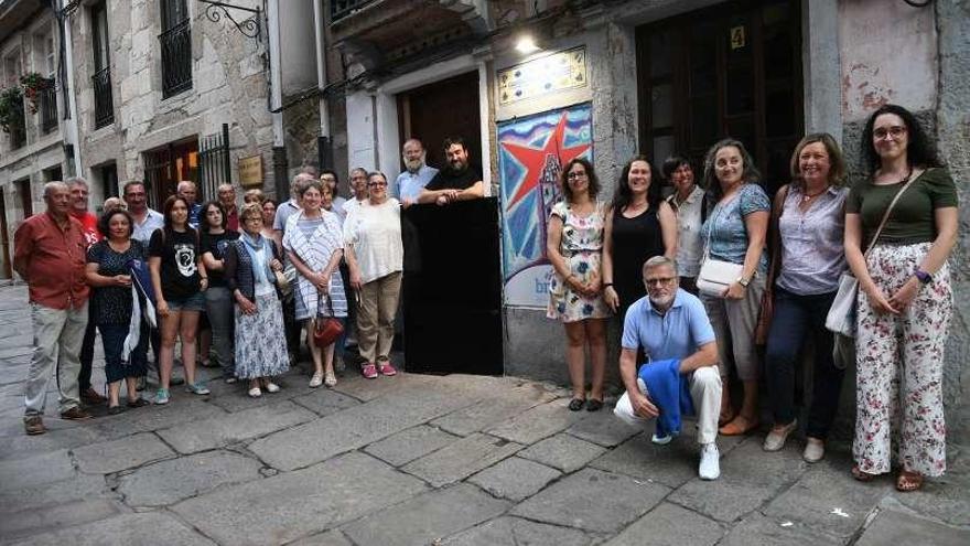 Un acto cultural para reponer el mural de la fachada de la sede del BNG