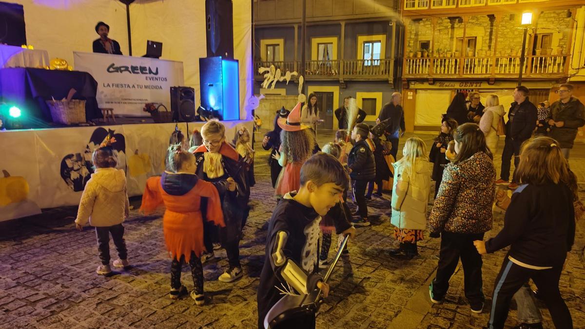Niños bailando en una de las actividades del Samaín en Requejo.