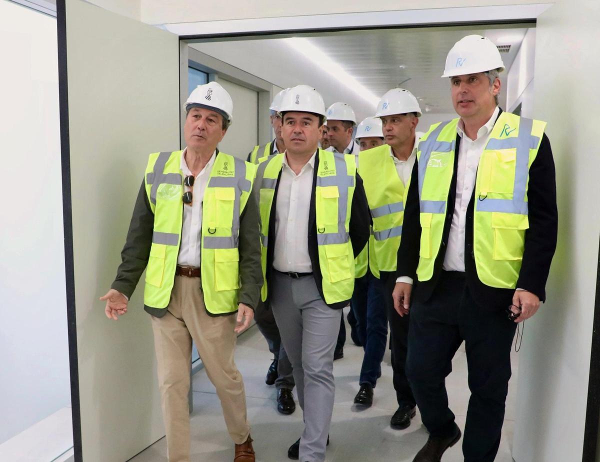 El president de la Generalitat, Juanfran Pérez Llorca (c), i el conseller de Sanitat, Marciano Gómez (e),  durant una visita a les obres d'ampliació de l'Hospital d'Oriola (Alacant)