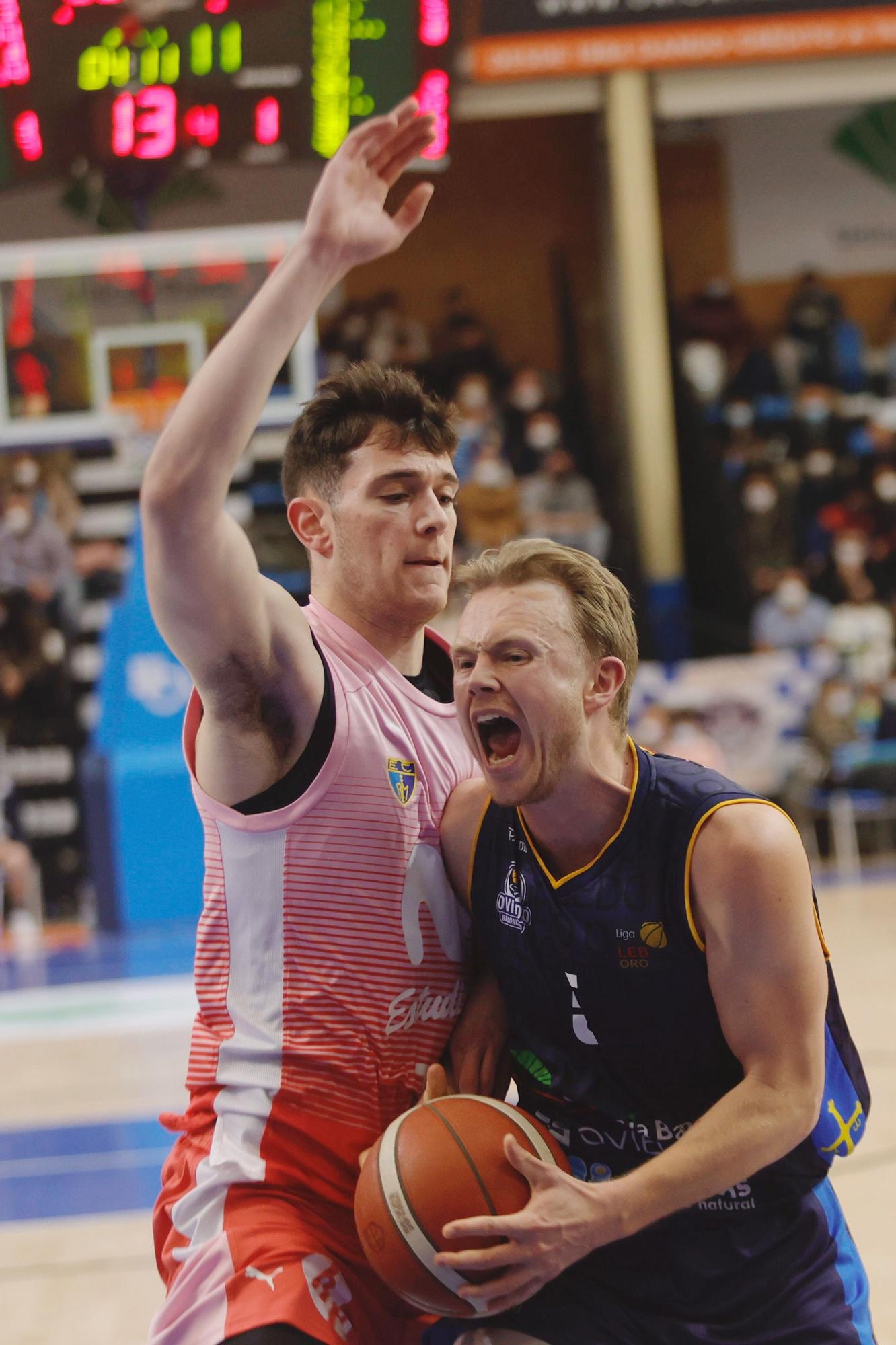 En imágenes: así fue el partido entre el Oviedo Baloncesto y el Estudiantes