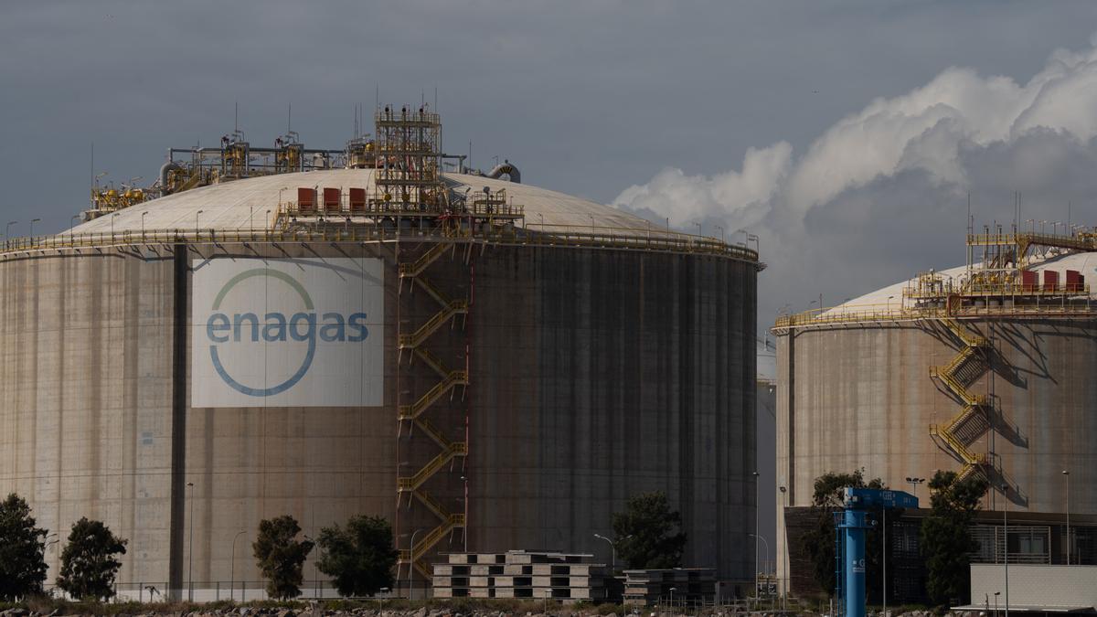 Vista exterior de la planta regasificadora de Enagás en el Puerto de Barcelona.