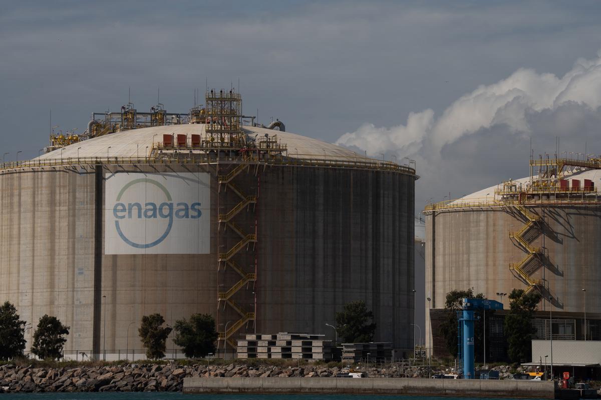 Archivo - Vista exterior de la planta regasificadora de Enagás en el Puerto de Barcelona