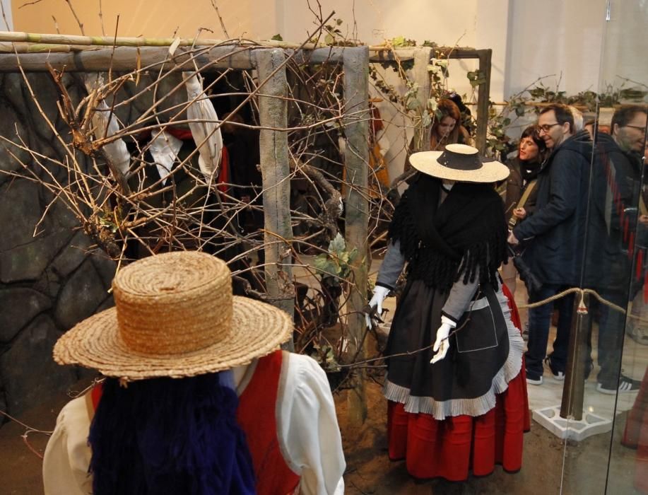 La Casa Galega da Cultura acoge una exposición con más de 40 trajes típicos de los vendimiadores vigueses que residían en la ciudad antes de la expulsión de los franceses