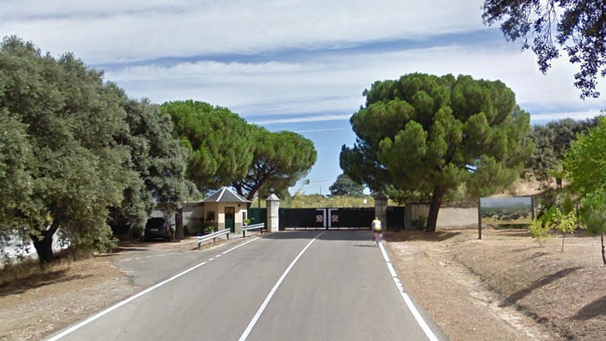 La barrera que cierra el paso al Monte de El Pardo junto al cementerio de Mingorrubio-El Pardo.