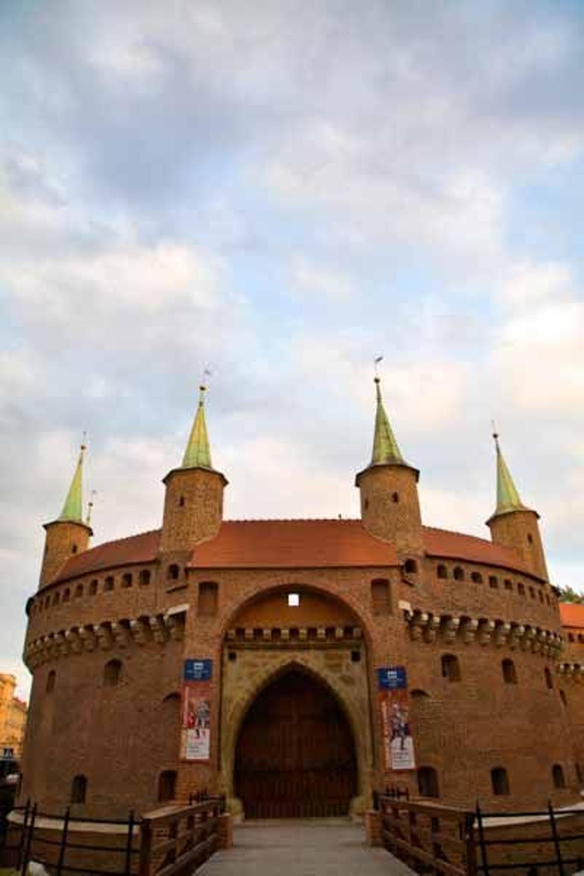Puerta de acceso a la Barbican, que también se encuentra en la Ciudad Vieja de Cracovia.
