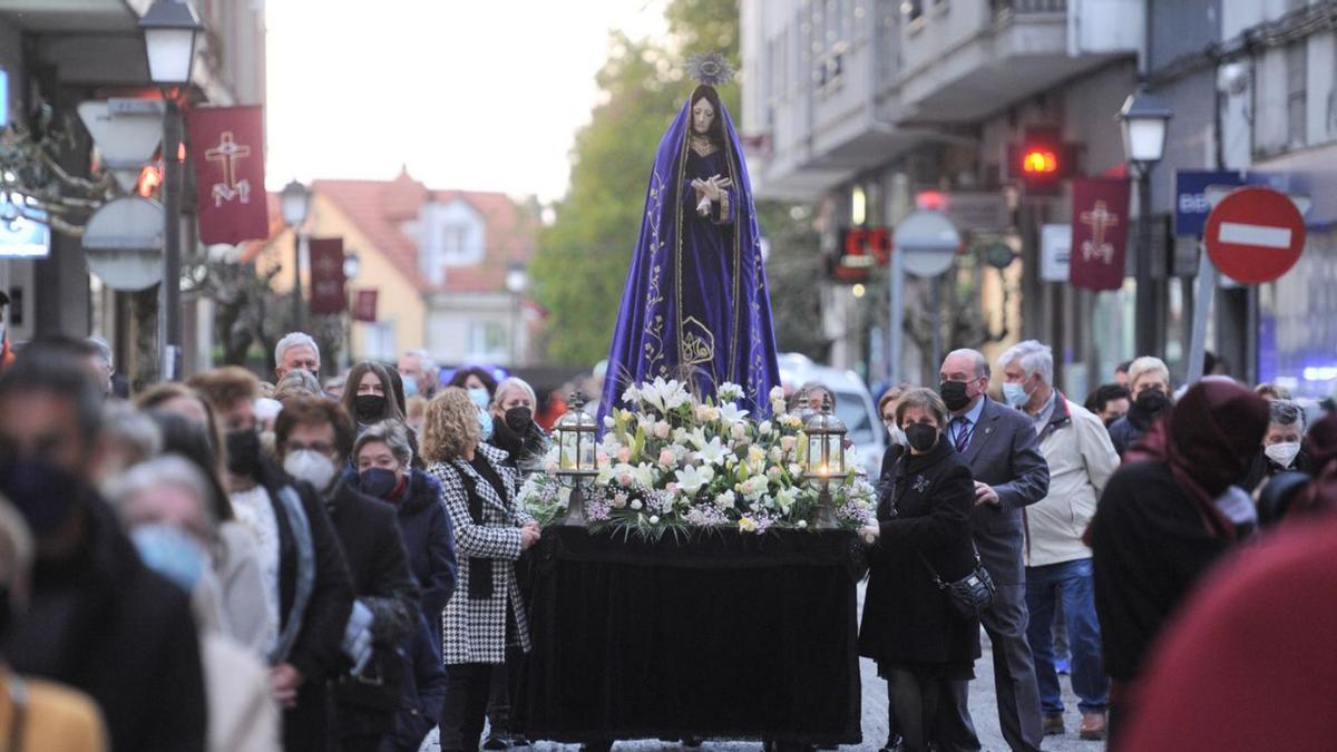 Imagen de la Virgen Dolorosa durante el recorrido. |  // BERNABÉ/JAVIER LALÍN