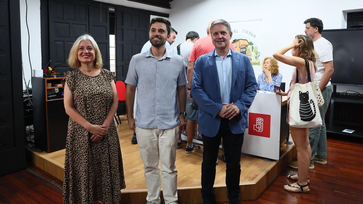 Por la izquierda, Almudena Cueto, Sergio Llera y Enrique Rodríguez Nuño, este domingo, en la Casa del Pueblo de Oviedo.