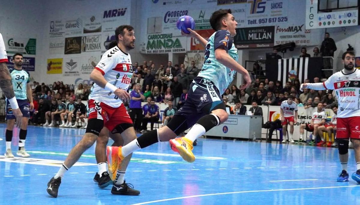 Lucas Aizen realiza un lanzamiento en el partido contra el Nava.