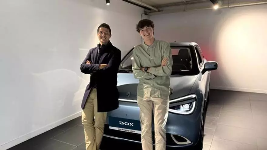 El estudiante con la nota más alta de la PAU empieza la universidad y estrena coche nuevo gracias a Dongfeng