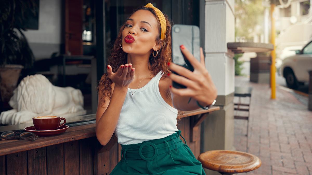 Una chica se hace un selfi con el móvil