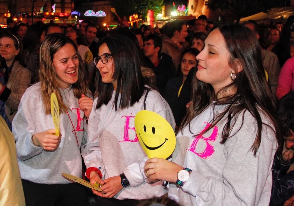 Miles de personas se entregan al espectáculo organizado por la Orquesta Panorama durante las fiestas de San Xosé Obreiro de Marínsta Panorama en Marín!