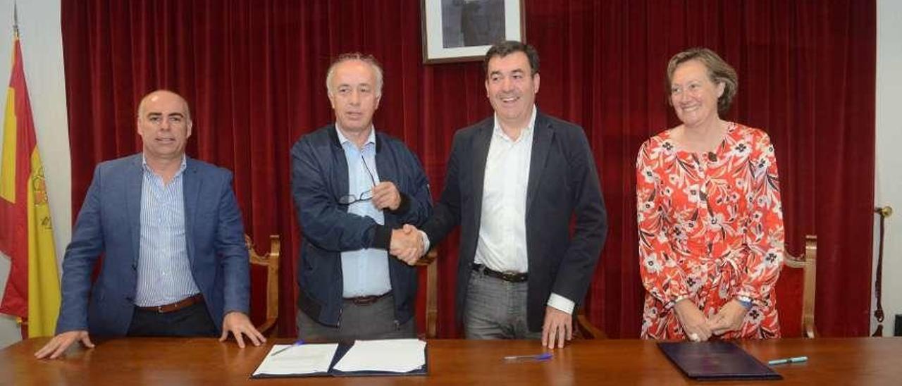 Firma del convenio entre Concello y Cultura para excavar en el castro de Cálago. // Noé Parga