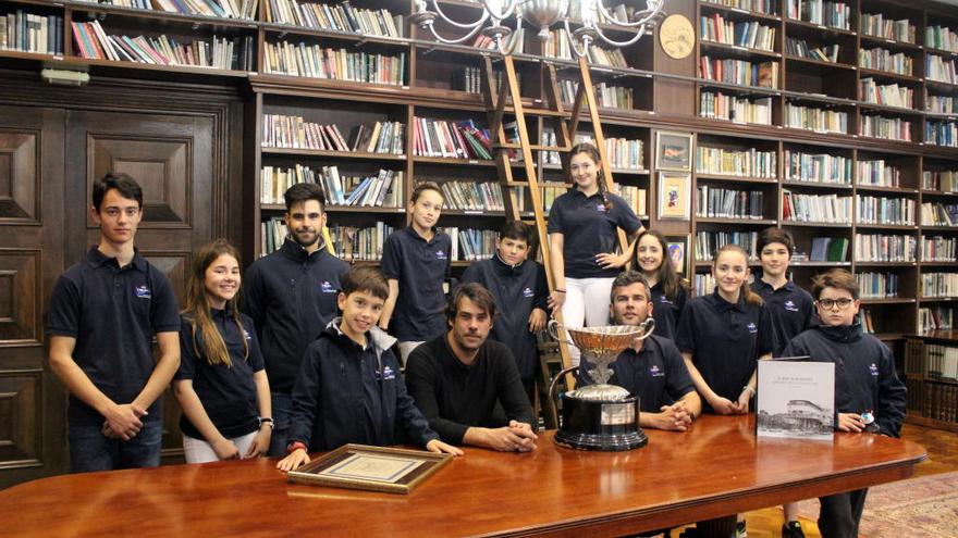 Regatistas del Náutico con el director de Vela, Manu Millán, y el coordinador, Jaime García.