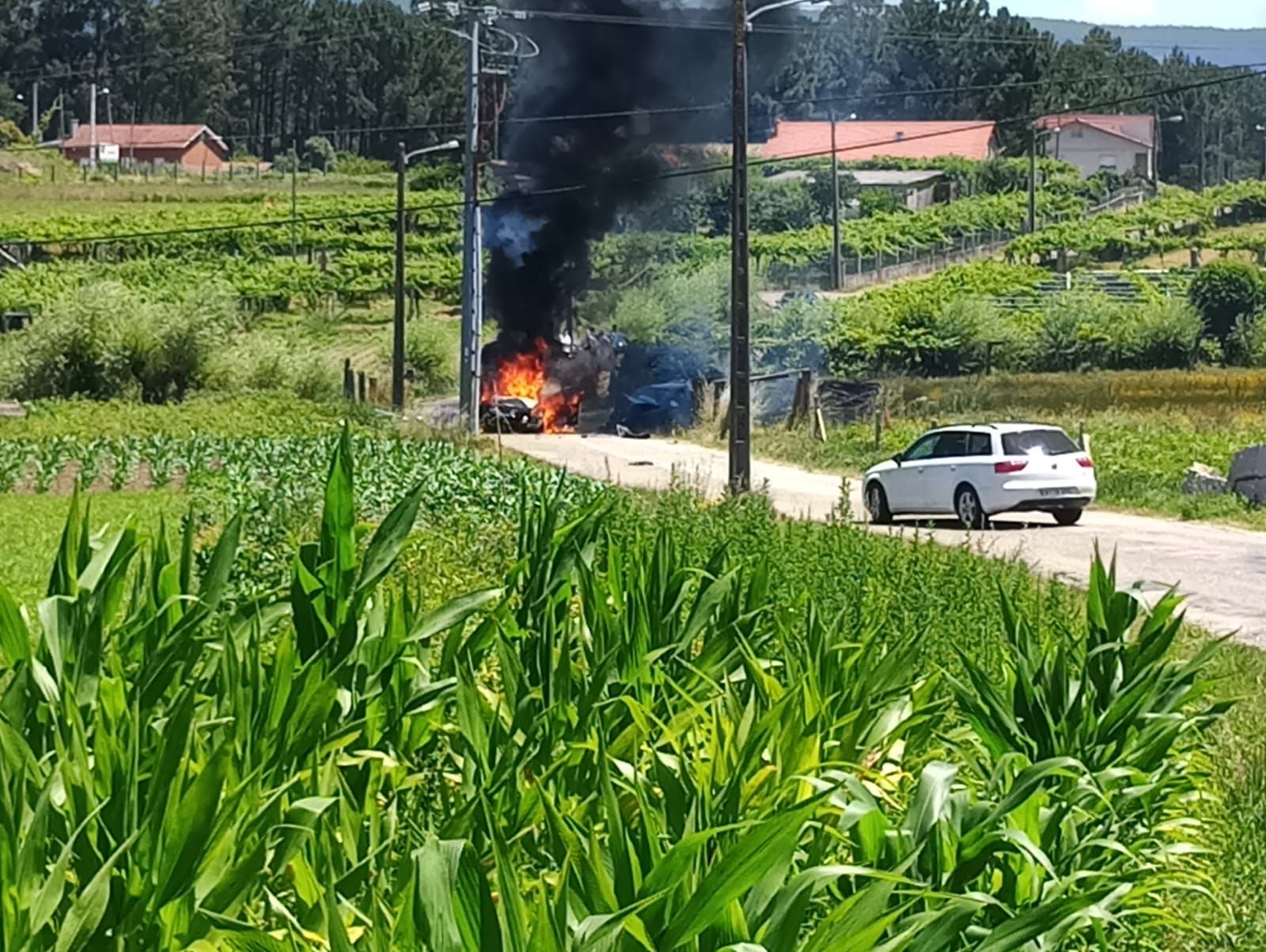 Arde un coche tras una colisión en Sanxenxo