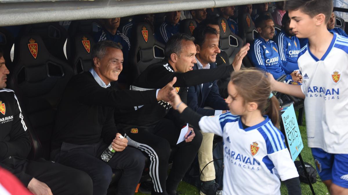 Escribá saluda desde el banquillo a dos niños con la equipación zaragocista antes del partido.