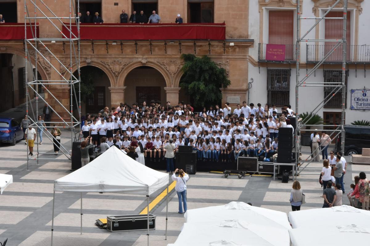 Escolares del colegio Madre de Dios de las Mercedarias y San Francisco de Asís acudían a la convocatoria en la Plaza de España.