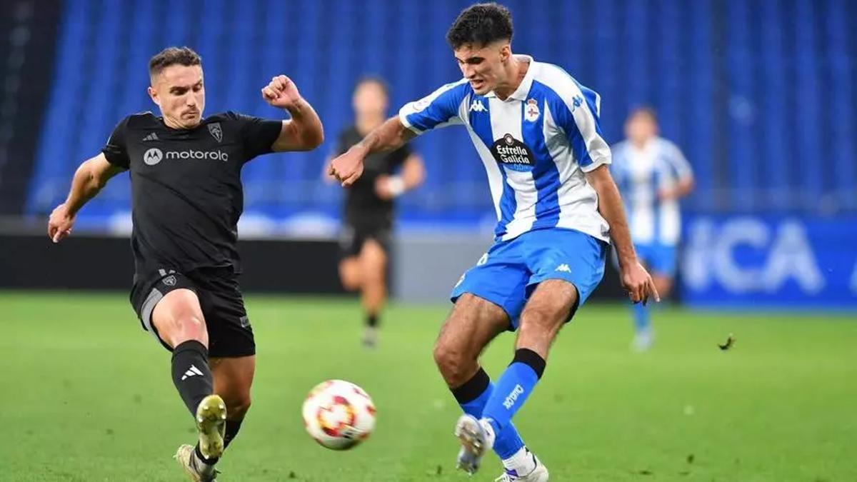 Darío Germil y Samu durante el Fabril-Compostela de la primera vuelta, en Riazor.