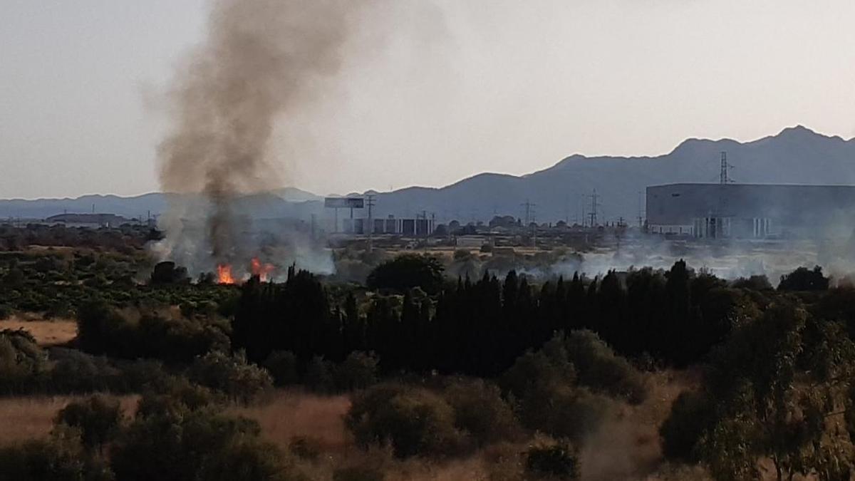 Imagen del incendio en Vila-real que ha provocado la para da del tráfico de la línea C-6 de Renfe