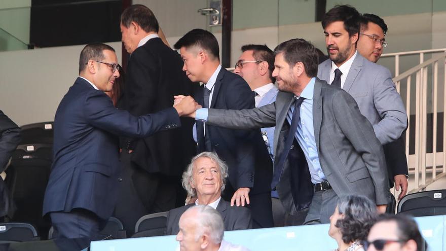 Murthy y Alemany se saludan en el palco antes del Valencia CF-Alavés, el pasado día 5.