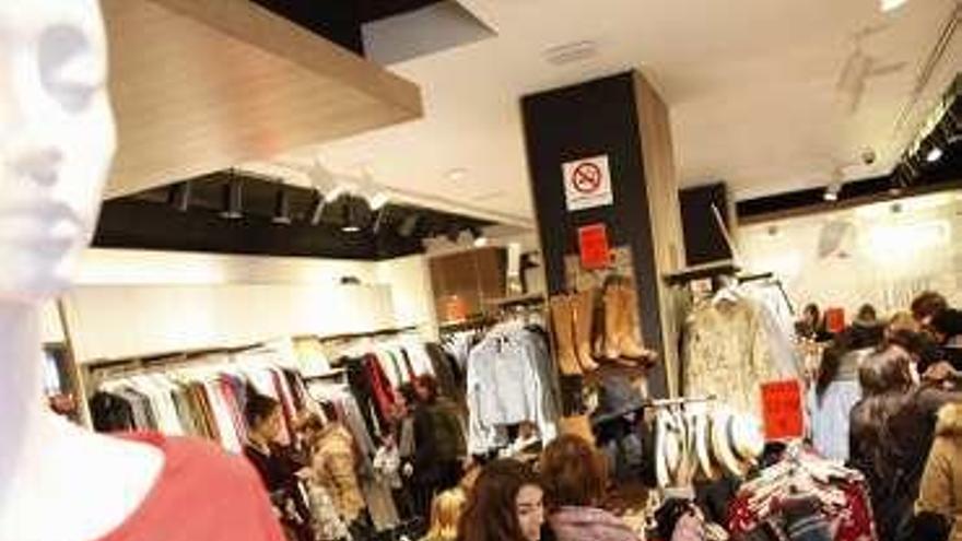 Las rebajas en los comercios de la Comarca del Caudal, con mejores precios y ofertas que nunca