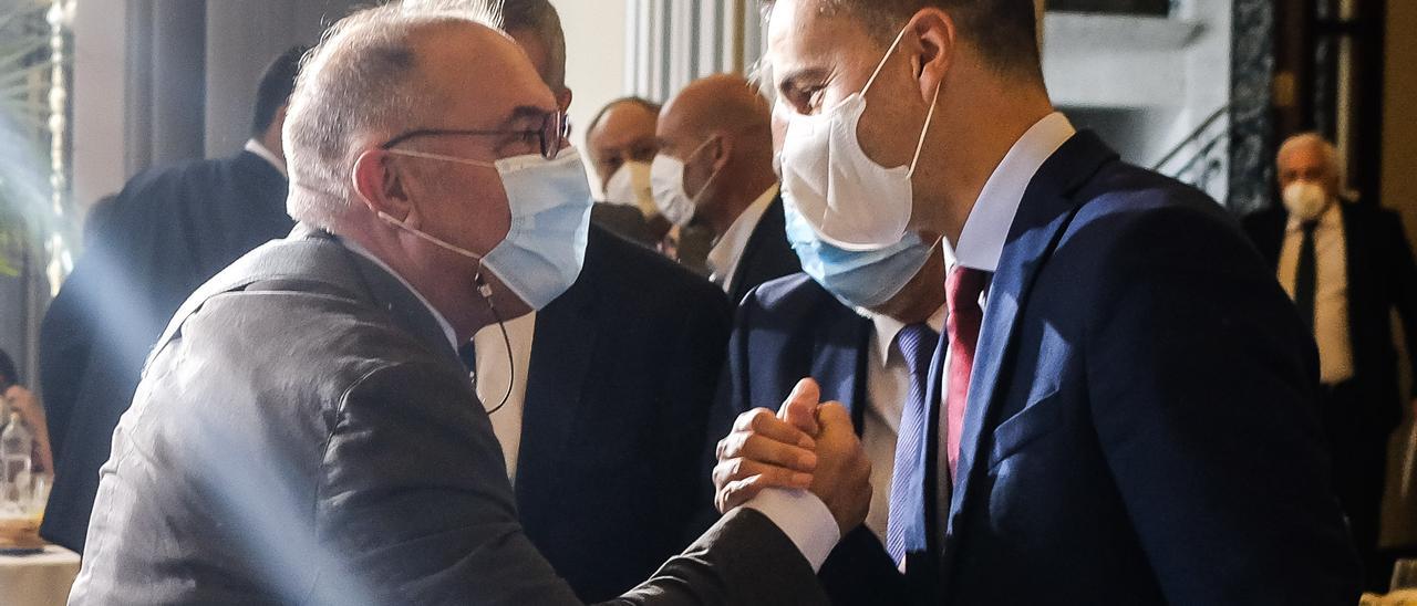 El exconsejero autonómico de Sanidad José Manuel Baltar saluda a Héctor Gómez.
