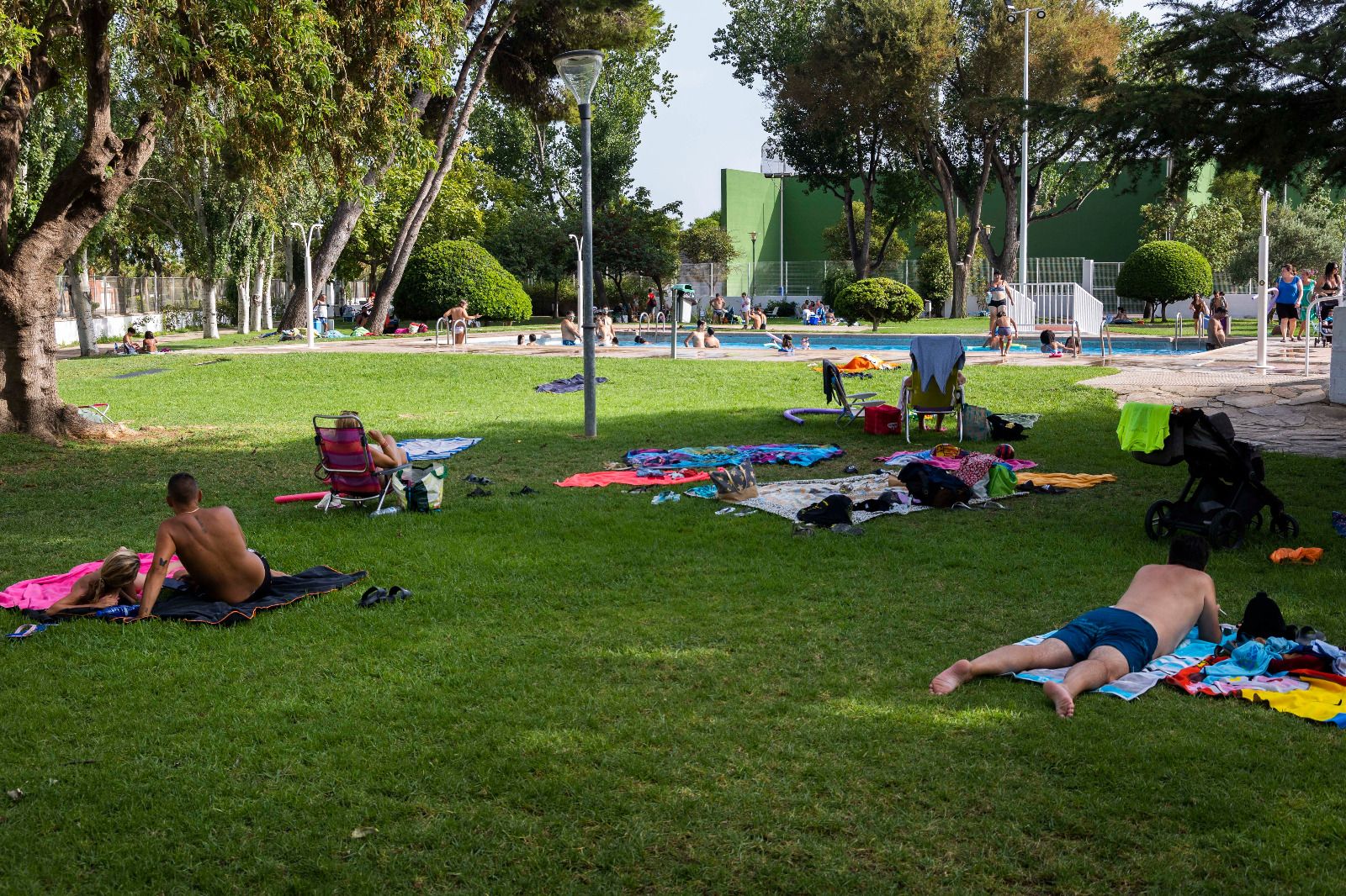 Primer día de piscina gratuita en Silla por la ola de calor