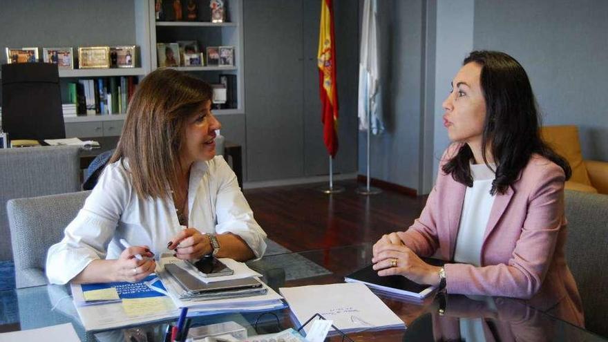 La conselleira de Medio Ambiente e Ordenación do Territorio, Beatriz Mato, con María Ramallo. // S.A.