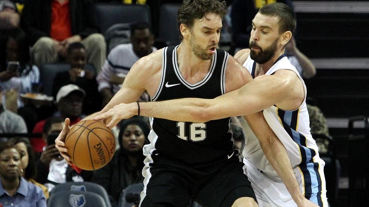 Pau Gasol juega de espaldas al aro, defendido por su hermano Marc en el partido de Menfis