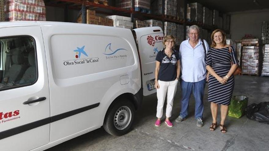 Acto de entrega de la furgoneta en el día de ayer.