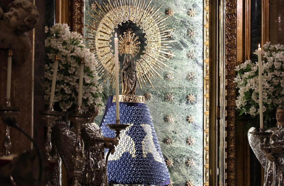 La Virgen del Pilar con su nuevo manto de papeles