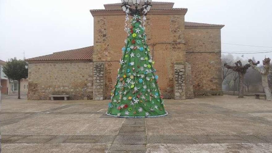 El árbol de Navidad instalado en la plaza de Santa Cristina.