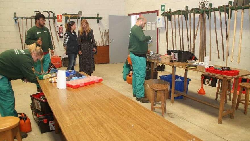 Karen Fernández (al fondo), junto al personal docente y los alumnos del taller forestal.