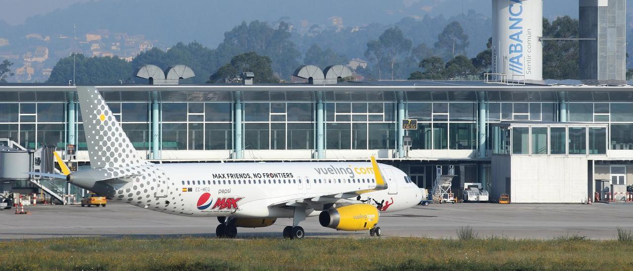 Un avión de la aerolínea Vueling en el aeropuerto de Vigo.