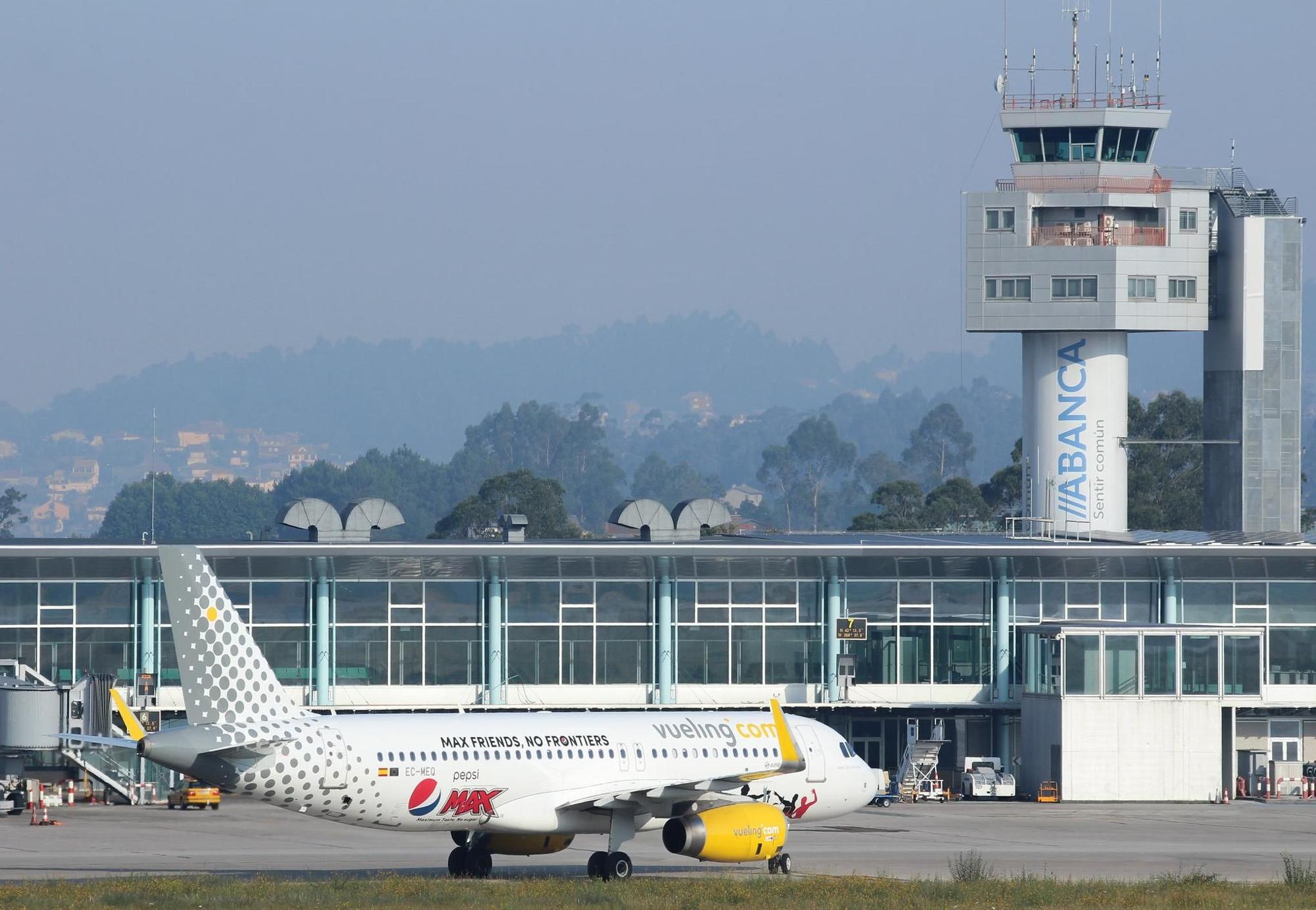 Un avión de la aerolínea Vueling en el aeropuerto de Vigo. Carlos González