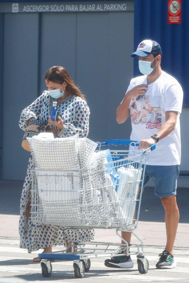 Paula Echevarría y Miguel Torres, de compras en el Ikea de Oviedo
