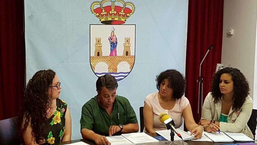 El concejal Antonio Vega con las técnicos que integran la Oficina Municipal de Atención a Inmigrantes.