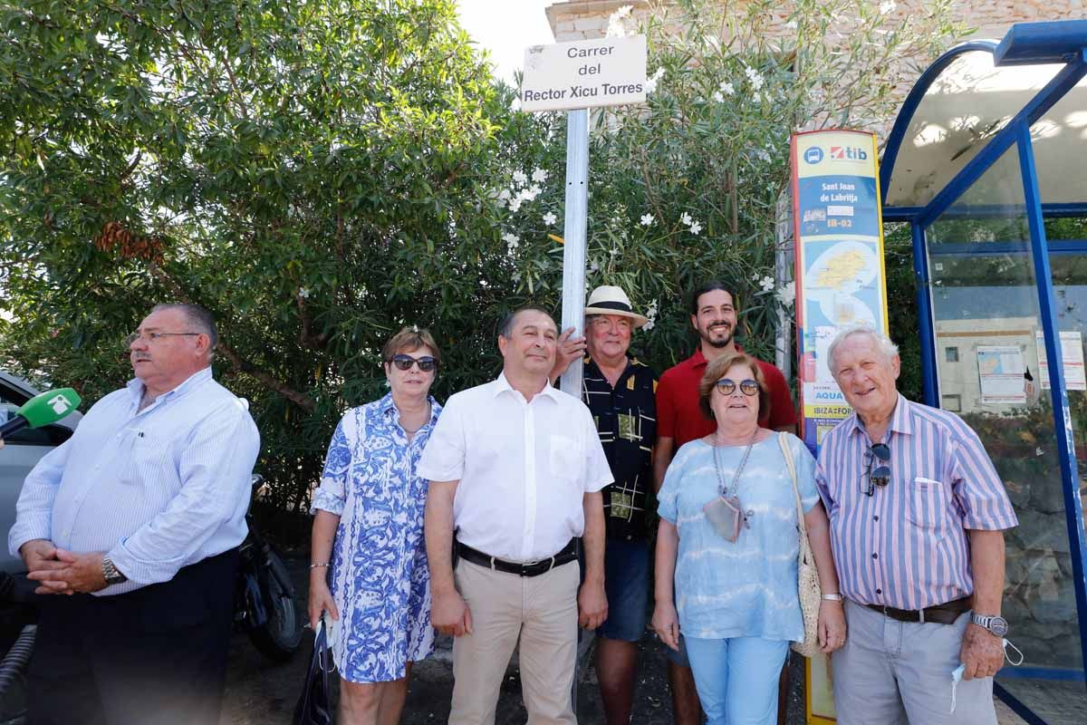 Francesc Torres, al inaugurar una calle a su nombre: «Ya no me perderé al llegar a casa»