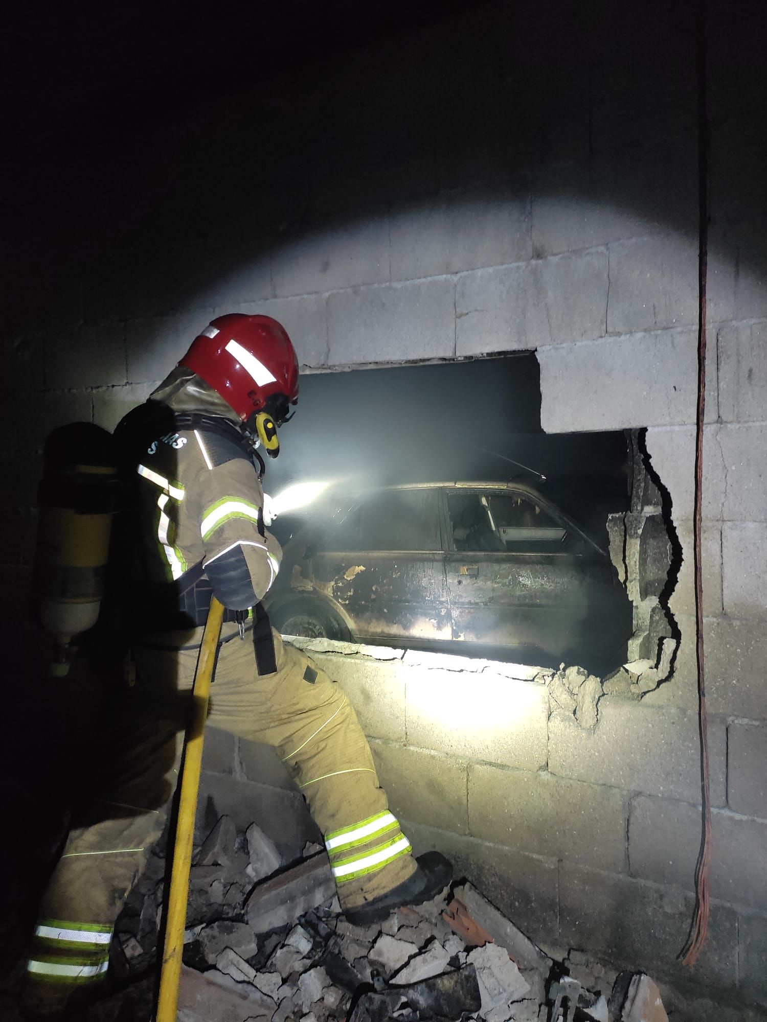 Un incencio calcina una nave industrial en Maianca, en Oleiros