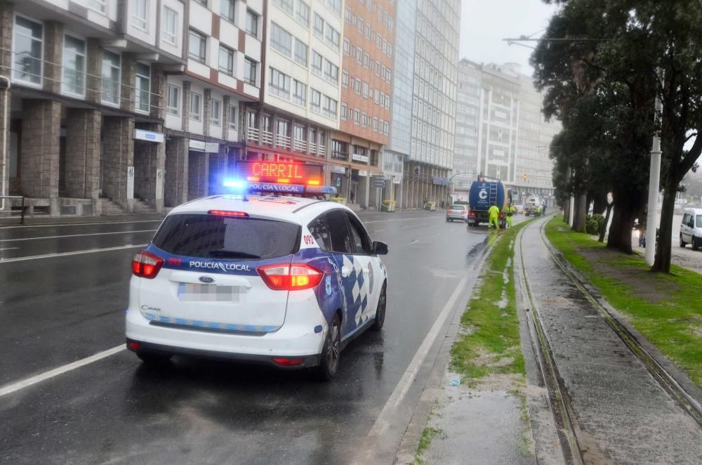 El paseo, cortado al tráfico tras llegar las olas a la carretera