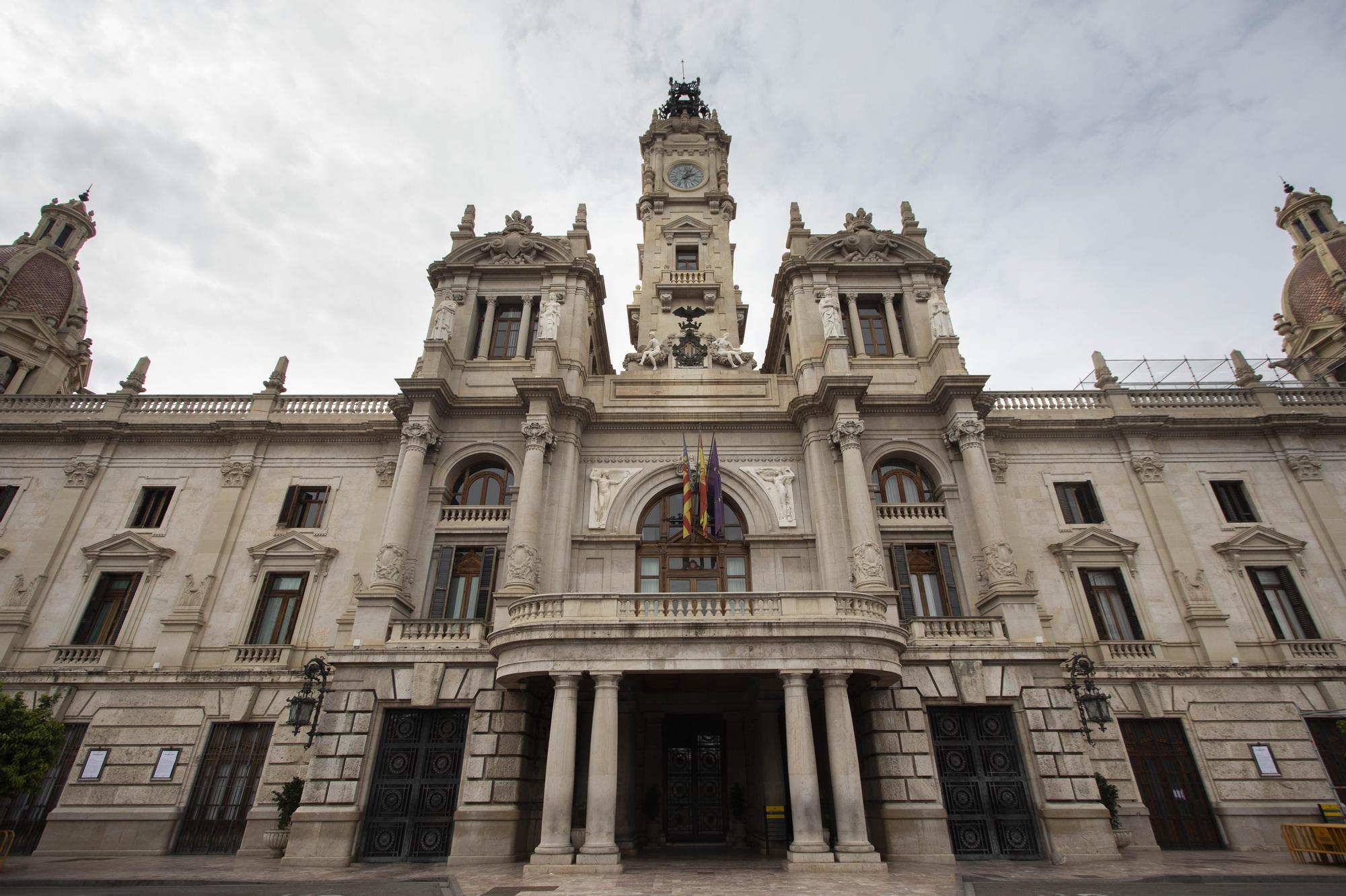 Así estaba en 2020 y así estaba hoy la plaza del Ayuntamiento a la hora de la "mascletà"