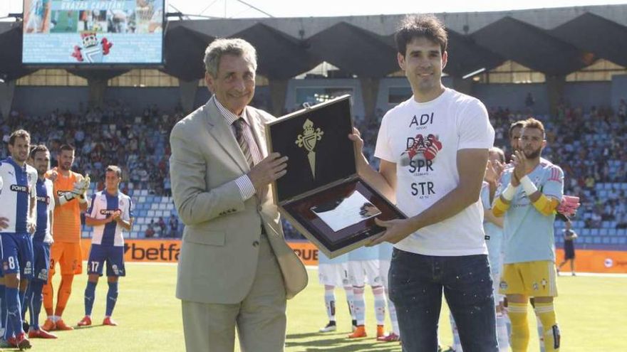 El presidente del Celta, Carlos Mouriño, entrega una placa a Borja Oubiña. // Ricardo Grobas