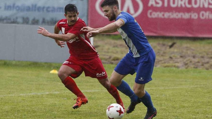 Mathieu pelea con Zucu (Colunga) en su debut con la camiseta blanquiazul.