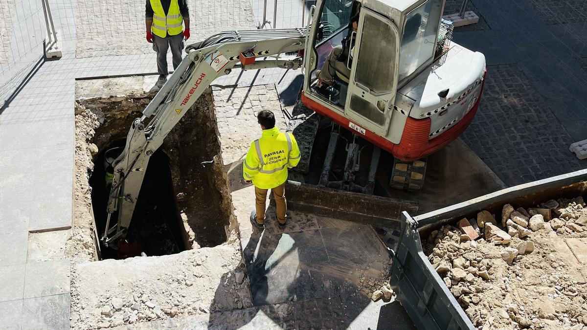 Los trabajos iniciados esta tarde en la plaza de la Constitución de Elda para abrir la segunda entrada del refugio antiaéreo de la Guerra Civil.