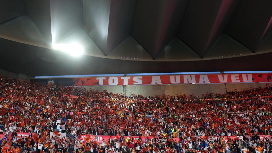 La afición valencianista llena de color el estadio de La Cartuja